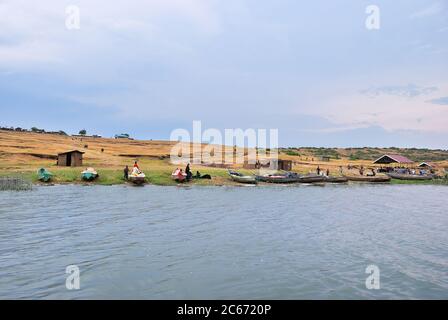 Uganda - 29 agosto 2010: Al crepuscolo, le persone locali si sono mostrate sulla riva del canale di Kazinga. Il canale Kazinga è l'unica fonte di trasporto in questo r Foto Stock