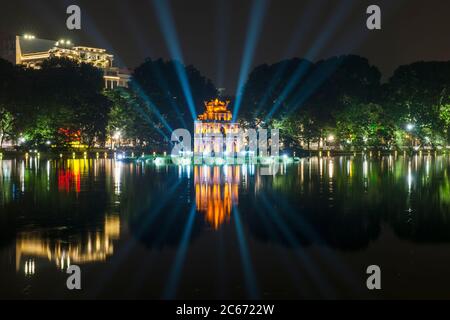 L'iconica torre delle tartarughe sul lago Hoan Kiem di Hanoi Foto Stock