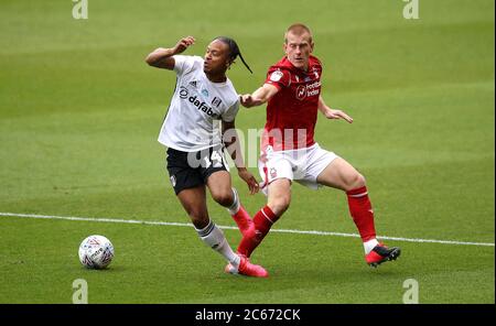 Fulham's Bobby Decordova-Reid (a sinistra) e Nottingham Forest ben Watson battaglia per la palla durante la partita Sky Bet Championship al City Ground, Nottingham. Foto Stock