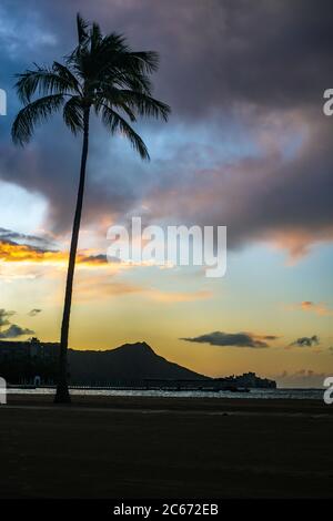 Cieli spettacolari sulla spiaggia di Waikiki che si affaccia verso Diamond Head Foto Stock