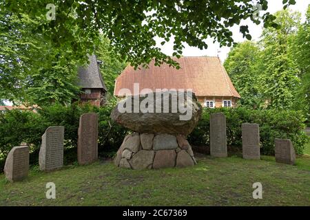 chiesa e monumento commemorativo delle vittime delle guerre mondiali, Egestorf, Laueneburg Heath, bassa Sassonia, Germania Foto Stock