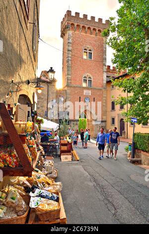 Incantevole borgo medievale toscano di Bolgheri, frazione della città di Castagneto Carducci a Livorno Foto Stock