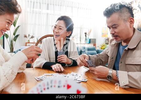 Un vecchio amico di CARTE da gioco felici Foto Stock