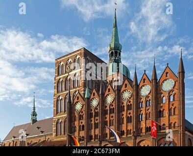 Chiesa di San Nicola e municipio, mercato Vecchio, Stralsund, Meclemburgo-Pomerania occidentale, Germania Foto Stock