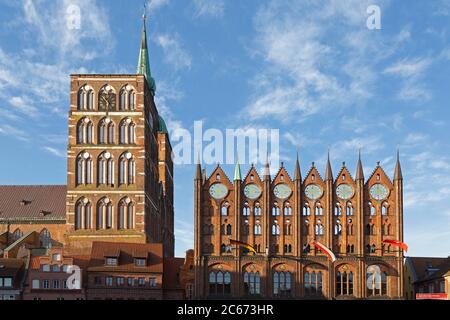 Chiesa di San Nicola e municipio, mercato Vecchio, Stralsund, Meclemburgo-Pomerania occidentale, Germania Foto Stock