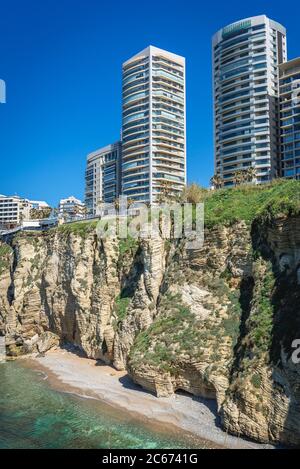 Vista dall'area di El Delie sopra le prossime rocce Raouche a Beirut, Libano Foto Stock