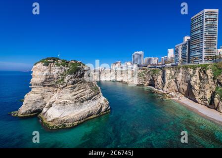 Vista aerea sulla roccia di Pigeon nella zona di Raouche di Beirut, Libano Foto Stock