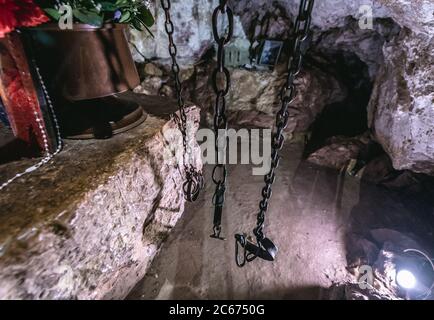 Catene nella grotta di cure miracolose nel monastero di Sant'Antonio il Grande chiamato anche monastero Qozhaya nella valle di Kadisha - Valle Santa in Libano Foto Stock