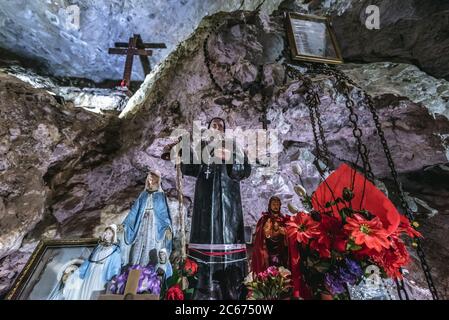 Statua in Grotta di cure miracolose nel Monastero di Sant'Antonio il Grande chiamato anche monastero Qozhaya nella Valle di Kadisha - Valle Santa in Libano Foto Stock