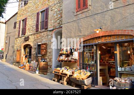 Negozi tipici per le strade del borgo medievale di Bolgheri, Livorno in Toscana Foto Stock