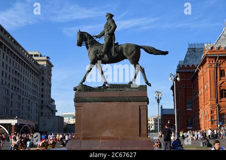 Mosca, Russia - 26 giugno 2018: Statua equestre Monumento al Maresciallo Zhukov sulla piazza Manezhnaya mostrato in serata di sole. Architetto Vyacheslav Kly Foto Stock