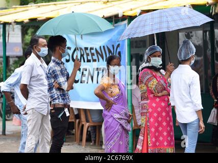 Persone in coda in un centro di raccolta di tamponi, durante il blocco totale imposto dal governo di Assam per frenare la diffusione del romanzo coronavirus, a Guwahati, Assam, India venerdì 03 luglio 2020. Foto Stock