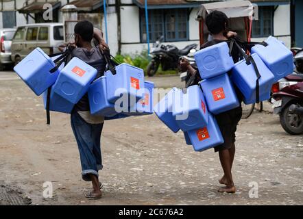 I lavoratori portano la scatola medica in un centro di raccolta di tamponi, durante il blocco totale imposto dal governo di Assam per frenare la diffusione del nuovo coronavirus, a Guwahati, Assam, India venerdì 03 luglio 2020. Foto Stock