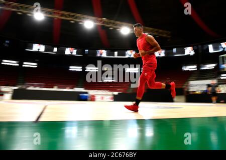 Varese, Italia. 07 luglio 2020. Argentine, Luis Scola di Pallacanestro Varese durante la prima sessione di allenamento nella sua nuova serie italiana di Legabasket, una squadra all'Enerxenia Arena. Credit: SOPA Images Limited/Alamy Live News Foto Stock