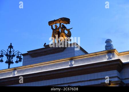 Mosca, Russia - 7 settembre 2019: Operatrice temporanea di sculture e contadina in via Tverskaya in onore del 872° anniversario della fondazione di Mosca. Foto Stock