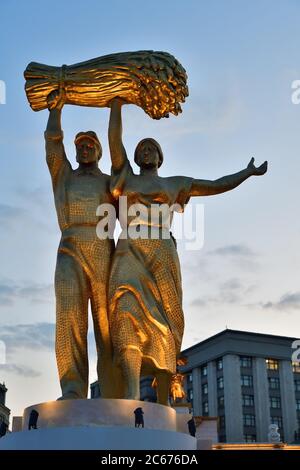 Mosca, Russia - 7 settembre 2019: Operatrice temporanea di sculture e contadina in via Tverskaya in onore del 872° anniversario della fondazione di Mosca. Foto Stock