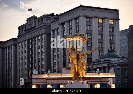 Mosca, Russia - 7 settembre 2019: Operatrice temporanea di sculture e contadina in via Tverskaya in onore del 872° anniversario della fondazione di Mosca Foto Stock