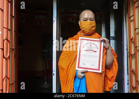 Monaci buddisti che donano sangue in un campo di donazione di sangue organizzato da 'Buddha Bihar'. Il principale iniziatore di questo programma è il Dr. Arunjyoti Bhikkhu (monaco buddista e attivista sociale). Ha organizzato questo programma nel suo 45° anniversario di nascita per rendere omaggio ai soldati martiri della Galwan Valley (Ladakh) che hanno perso la vita in uno scontro tra India e Cina. Secondo lui, vuole rendere omaggio al soldato martirizzato donando sangue e diffondendo il messaggio della pace. (Foto di JIT Chattopadhyay/Pacific Press) Foto Stock