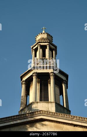 Primo piano del campanile della Chiesa Nuova di St Pancras, Euston Road a Londra. Foto Stock