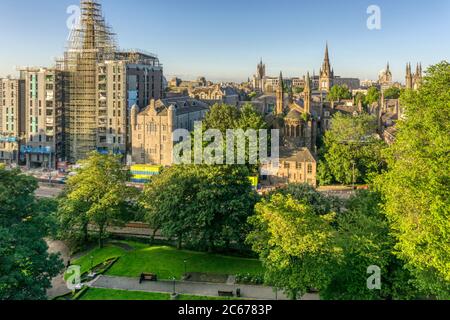 Vista ad est dello skyline di Aberdeen, attraverso i Giardini Union Terrace. Foto Stock