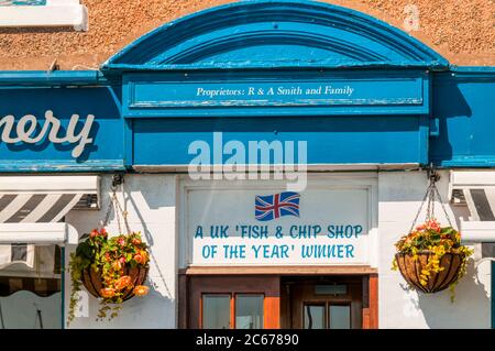 Il vincitore del UK Fish & chip Shop of the Year firma sul Bat di Anstruther Fish ad Anstruther, East Neuk di Fife, Scozia. Foto Stock