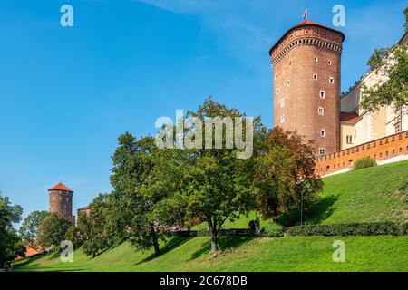 Parco verde vicino al Castello di Wawel in estate a Cracovia, Polonia Foto Stock