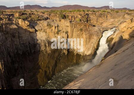 La cascata principale delle Cascate Augrabies, che si tuffa nella gola del Fiume Orange, nel Parco Nazionale Augrabies, nel Capo Nord, in Sud Africa Foto Stock