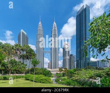 Petronas Twin Towers e skyline del centro città da KLCC Park, Kuala Lumpur, Malesia Foto Stock