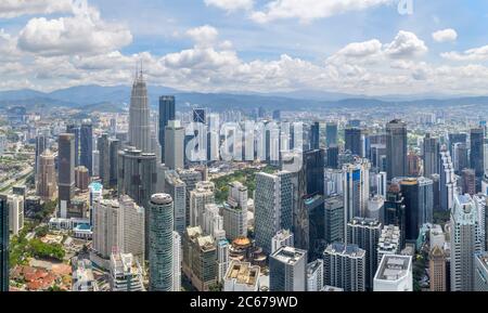 Skyline di Kuala Lumpur. Vista sul centro dalla Torre KL (Menara Kuala Lumpur) che guarda verso le Torri Petronas Twin, Kuala Lumpur, Malesia Foto Stock