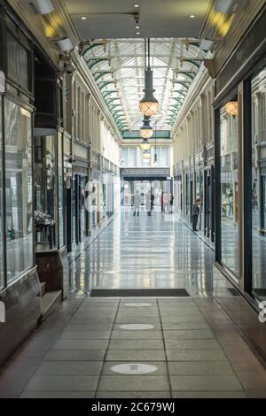 Glasgow, Scozia, Regno Unito. 7 luglio 2020. Due dei concierge camminano insieme lungo il centro commerciale Argyll Arcade. I negozi sono autorizzati a riaprire per affari con l'ulteriore allentamento delle regole di blocco del coronavirus. Credito: SKULLY/Alamy Live News Foto Stock