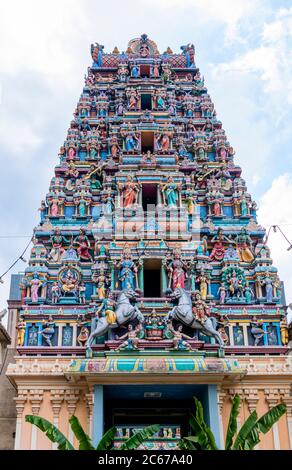 Il gopuram (torre) del tempio Sri Mahamariamman, il più antico tempio indù di Kuala Lumpur, Malesia Foto Stock