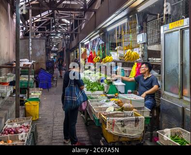Bancarella di mercato su Madras Lane a Chinatown, Kuala Lumpur, Malesia Foto Stock