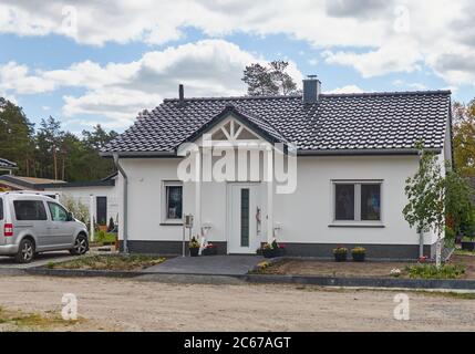 Gifhorn, Germania, 15 maggio 2020: Bungalow con tetto spiovente in una zona di sviluppo Foto Stock