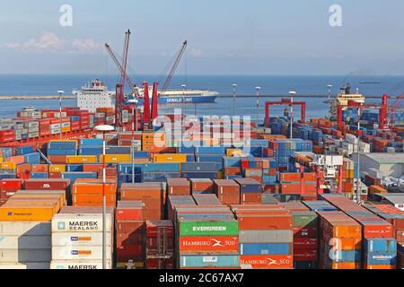 Salerno, Italia - 27 giugno 2014: Contenitori di carico impilati al Terminal Port di Salerno, Italia. Foto Stock