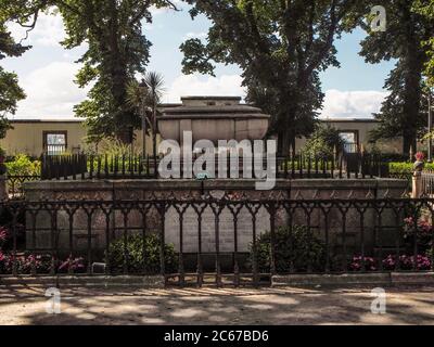 Tomba del generale inglese Sir John Moore nel giardino di San Carlos, A Coruna, Spagna Foto Stock