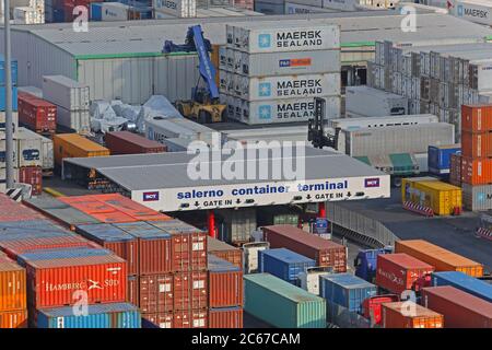 Salerno, Italia - 27 Giugno 2014: Porta al terminal dei container Cargo di Salerno, Italia. Foto Stock