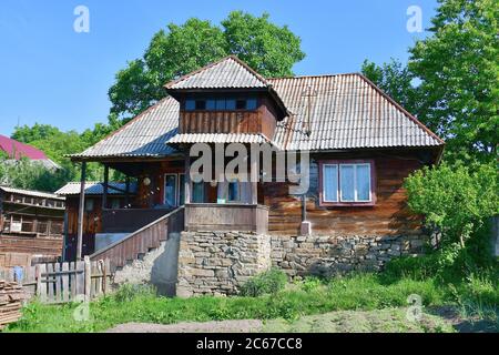 Casa di legno, Desești, Desze, regione Maramures, Romania, Europa Foto Stock