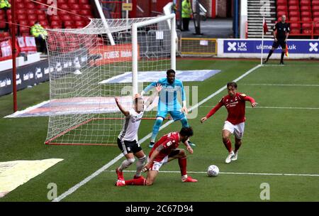 Anthony Knockaert (a sinistra) di Fulham fa appello per la pallamano contro Tobias Figueiredo di Nottingham Forest durante la partita del campionato Sky Bet al City Ground di Nottingham. Foto Stock