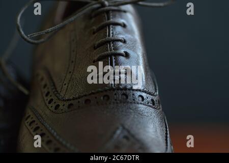 Scarpe maschili nel concetto di moda Foto Stock