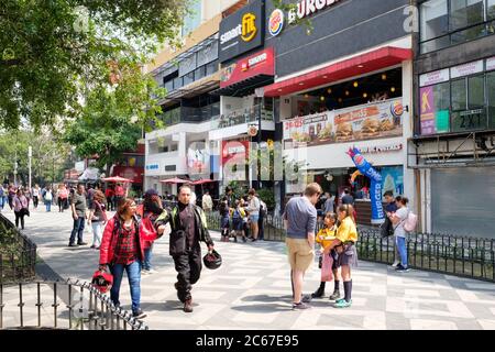 ona Rosa, un quartiere cosmopolita di Città del Messico, ben noto per i suoi ristoranti, bar e vivace stile di vita Foto Stock