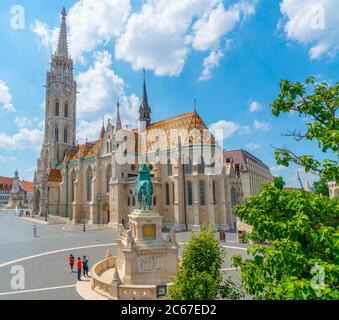 Budapest, Ungheria - 27 giugno 2020 - esterno del Tempio Matyas (Chiesa di Matthias), con la Szent Istvan szobrar (St. Stephen statue) di fronte al Foto Stock