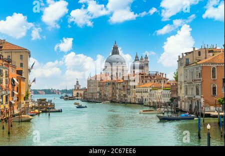 Venezia, Italia - 29 giugno 2020 - il tranquillo Canal Grande e la Basilica di Santa Maria della Salute, visti dal Ponte dell'Accademia sotto il sole Foto Stock