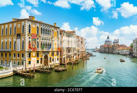 Venezia, Italia - 29 giugno 2020 - il tranquillo Canal Grande e la Basilica di Santa Maria della Salute, visti dal Ponte dell'Accademia sotto il sole Foto Stock