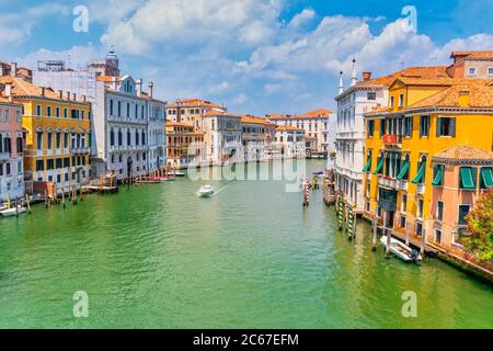 Venezia, Italia - 29 giugno 2020 - il tranquillo Canal Grande con una barca a vela unica vista dal Ponte dell'Accademia in una soleggiata giornata a Corona in s. Foto Stock