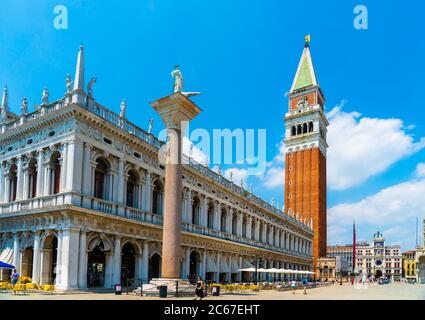 Venezia, Italia - 29 giugno 2020 - pochissimi turisti che attraversano Piazza San Marco con la Torre del Campanile di San Marco (Loggetta del Sansovino) su un's. Foto Stock