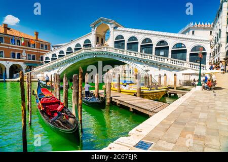 Venezia, Italia - 29 giugno 2020 - pochissimi turisti che attraversano il Canal Grande sul Ponte di Rialto con gondoliere senza lavoro su a s. Foto Stock