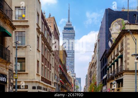 Vecchi edifici e la moderna torre latinamericana nel centro storico di Città del Messico Foto Stock