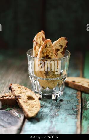 Dolci tradizionali italiani biscotti o cantucci in vetro su vecchio legno di scabvicino sfondo copyspace vista laterale Foto Stock