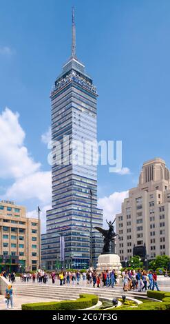 Scena urbana con la Torre Latinamericana nel centro di Città del Messico Foto Stock