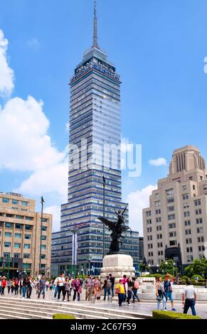 Scena urbana con la Torre Latinamericana nel centro di Città del Messico Foto Stock